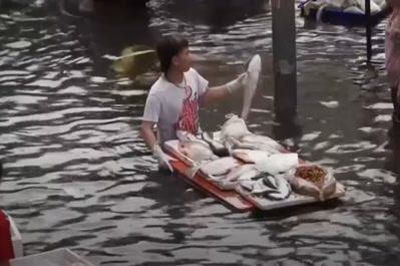 'Chợ nổi' nhóm họp trên đường phố Bangkok giữa dòng nước lũ