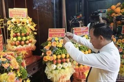Trưởng Ban Tuyên giáo Trung ương Trịnh Văn Quyết dâng hương cụ Huỳnh Thúc Kháng