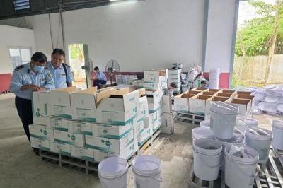 Vĩnh Long: Phát hiện 13,5 tấn thức ăn tôm bị gian lận hạn dùng