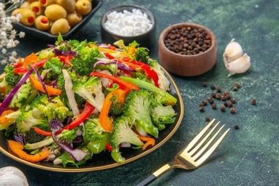 Vì sao ăn rau sống có thể gây đầy bụng, chướng hơi?