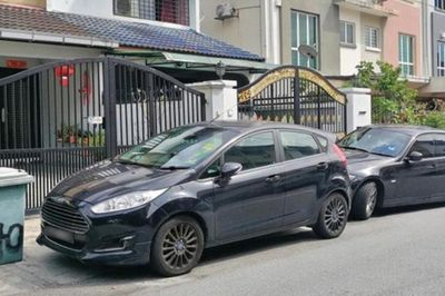Gửi ô tô mất có 30 nghìn đồng, sao cứ phải đỗ chắn cửa nhà người khác?