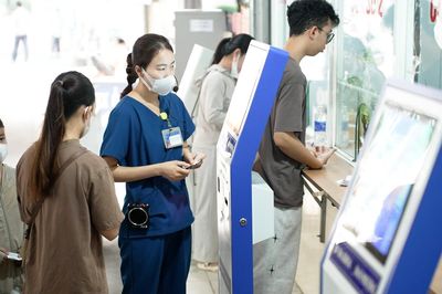 Chuyển đổi số trong y tế: Dữ liệu liên thông, hết cảnh xếp hàng chờ khám bệnh