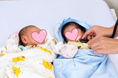Hành trình chăm sóc đặc biệt cho cặp song sinh chào đời ở tuần 29, một bé chỉ nặng 800g