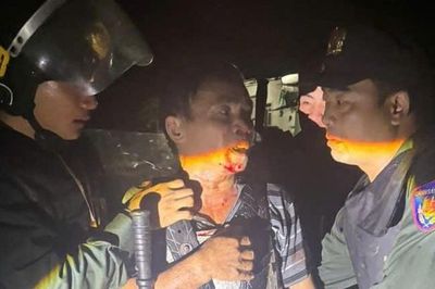 Khống chế người đàn ông mặc 'áo giáp' tự chế, dùng dao gây thương tích cho 2 công an
