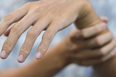 Ngỡ thoát vị đĩa đệm, người phụ nữ yếu tứ chi vì bệnh thần kinh nguy hiểm