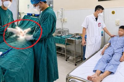 Bé trai 14 tuổi bất ngờ phải cắt bỏ tinh hoàn sau khi tắm hồ