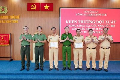 Khen thưởng đột xuất 2 Trung tá CSGT Huế hỗ trợ người dân đi cấp cứu