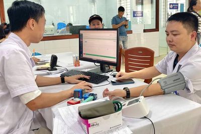Cán bộ y tế Nghệ An hiến máu cứu bé trai 8 tuổi