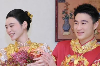 Vì sao cô dâu hào môn Hề Mộng Dao lại đeo 22 vòng long phụng trong hôn lễ truyền thống?