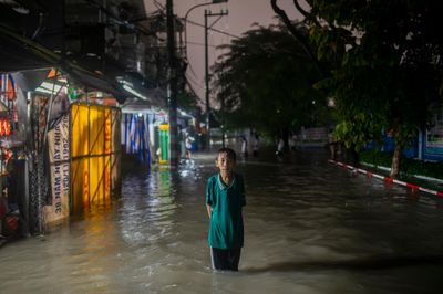 Đường TP.HCM hóa sông, nước chảy vào nhà dân như suối sau trận mưa lớn