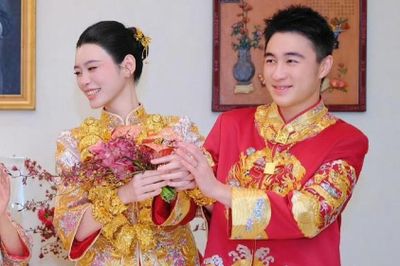 Con dâu 'vua sòng bạc Macau' đeo 22 vòng vàng trong đám cưới