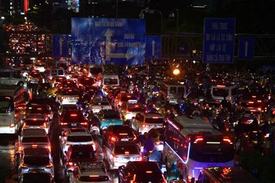Ngã tư Hàng Xanh kẹt cứng vì mưa lớn