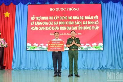 Đại tướng Nguyễn Tân Cương làm việc và tặng quà tại tỉnh Đồng Tháp