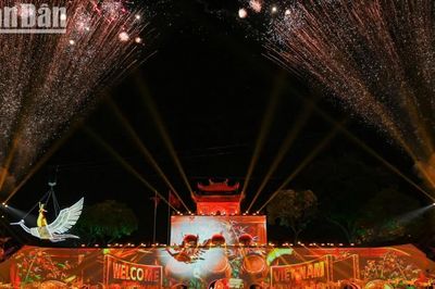 [Ảnh] Rực rỡ đêm khai mạc 'Lễ hội Văn hóa thế giới tại Hà Nội lần thứ hai 2026'