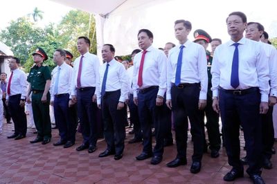 Trưởng Ban Tuyên giáo Trung ương dâng hương tưởng niệm cụ Huỳnh Thúc Kháng