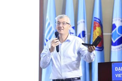 Các nhà khoa học thảo luận hướng nghiên cứu tiên tiến trong hóa học và khám phá thuốc
