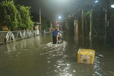 TPHCM: Mưa lớn giờ tan tầm kết hợp triều cường gây ngập, kẹt xe