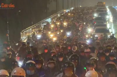 Mưa lớn gây ngập dưới chân cầu, người dân TP HCM vất vả...lội nước