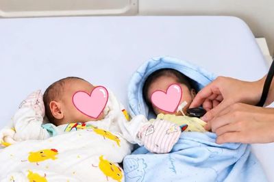 Chào đời ở tuần 29, hai bé song sinh đối mặt suy hô hấp, nhiễm khuẩn