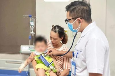 Hai trẻ dưới 1 tuổi bỏng độ II vì nồi cháo, phích nước nóng