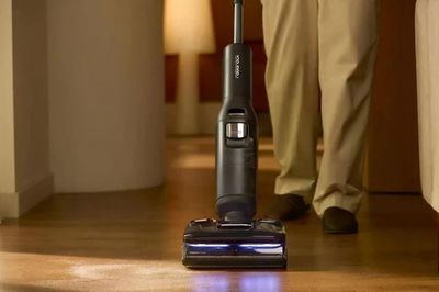 Vì sao nhà có robot vẫn cần máy lau sàn cầm tay