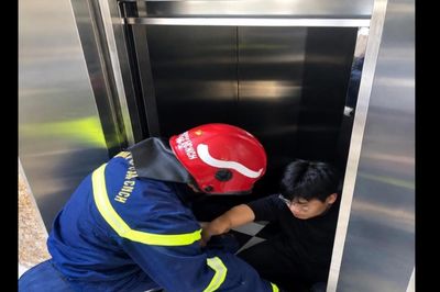 Cảnh báo điều tuyệt đối không nên làm khi mắc kẹt trong thang máy