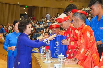 Chăm sóc toàn diện, phát huy vai trò người cao tuổi