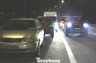 Dòng xe nối đuôi 'mở hàng' cao tốc Bến Lức - Long Thành thông toàn tuyến