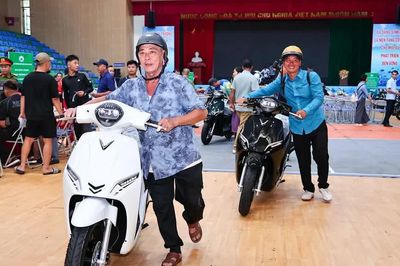 84 hộ dân làng chài cổ Việt Hải ở Cát Bà được nhận xe máy điện