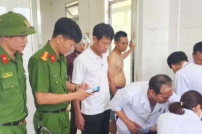 Cứu hộ người đàn ông ngưng thở sau vụ lật ghe trên sông ở Huế