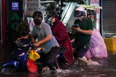 12 tuyến đường ở TPHCM ngập sau mưa lớn, có nơi ngập hơn 1 mét