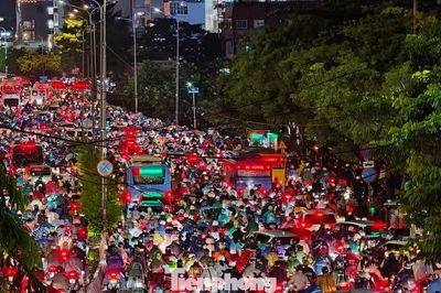 TPHCM: Đường ngập sâu, nước lâu rút, bao giờ mới về được nhà?