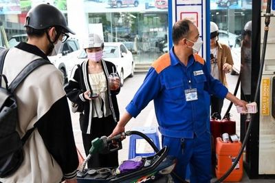 Xăng E10 lên gần 27.200 đồng/lít, dầu diesel giảm mạnh