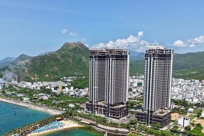 Cận cảnh 'siêu cao ốc' 38 tầng hoang phế nhiều năm bên bờ vịnh Nha Trang