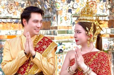 Diễn viên Việt Anh đi du lịch Thái Lan cùng bạn gái kém 7 tuổi và hội bạn thân