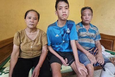 Chồng mất một chân, con liệt nửa người, người phụ nữ nghèo gồng gánh cả gia đình