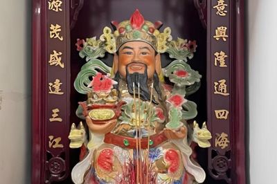 Cách đặt bàn thờ Thần Tài đúng vị trí, hợp phong thủy cho người kinh doanh
