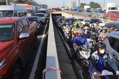 Xe xếp hàng 5km, cửa ngõ TPHCM rối loạn