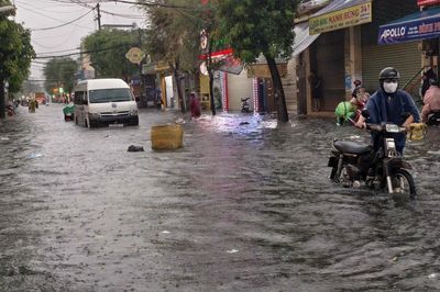Vì sao 12 tuyến đường TPHCM ngập sâu hơn 1m sau trận mưa lớn chiều 30/9?