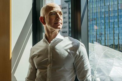 Vì sao tỷ phú Jeff Bezos yêu cầu nhân viên đọc 6 trang ghi nhớ trước cuộc họp?
