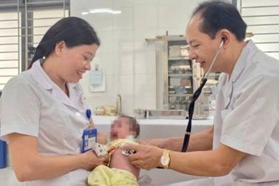 Bé trai khoảng 1 tháng tuổi bị bỏ rơi trước cửa kho hàng ở Hà Nội