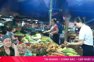 Rau xanh tăng giá, người tiêu dùng dè dặt chi tiêu