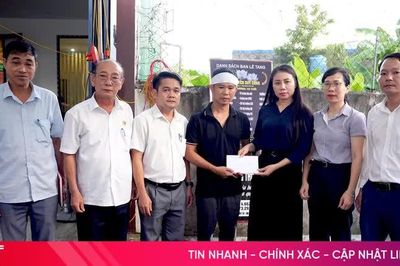 Lãnh đạo phường Thành Sen thăm hỏi gia đình nạn nhân bị đuối nước ở hồ Bảy Mẫu