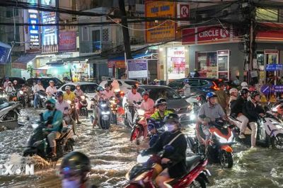 Mưa lớn kết hợp triều cường, Thành phố Hồ Chí Minh tiếp tục đối mặt nguy cơ ngập