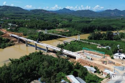 Cầu mới dần thành hình, thay cầu treo 'già cỗi' ở thượng nguồn sông Hương