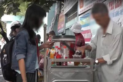 Tp.HCM: Vừa xử lý xong, hàng rong lại bày ra trước cổng trường