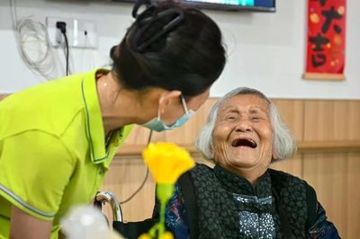 Trẻ em biến mất khỏi lớp học, Trung Quốc chuyển trường bỏ hoang thành nơi chăm sóc người già