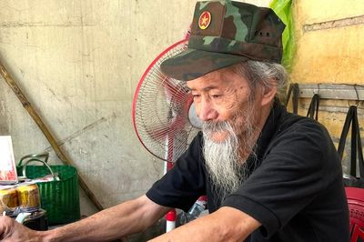 Vợ chồng người lính già mưu sinh bên quán nước nuôi con trai khờ dại