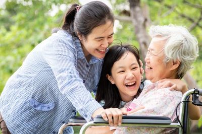 Nhân Ngày Quốc tế Người cao tuổi 1/10: Khi các con nhận ra cha mẹ đã già