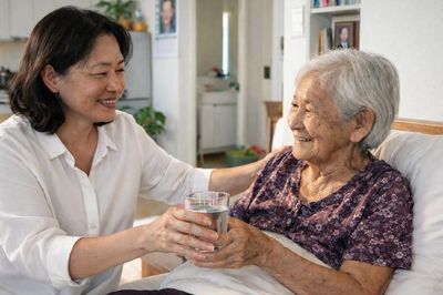 Một đời chăm sóc người khác, khi về già, ai chăm sóc họ?